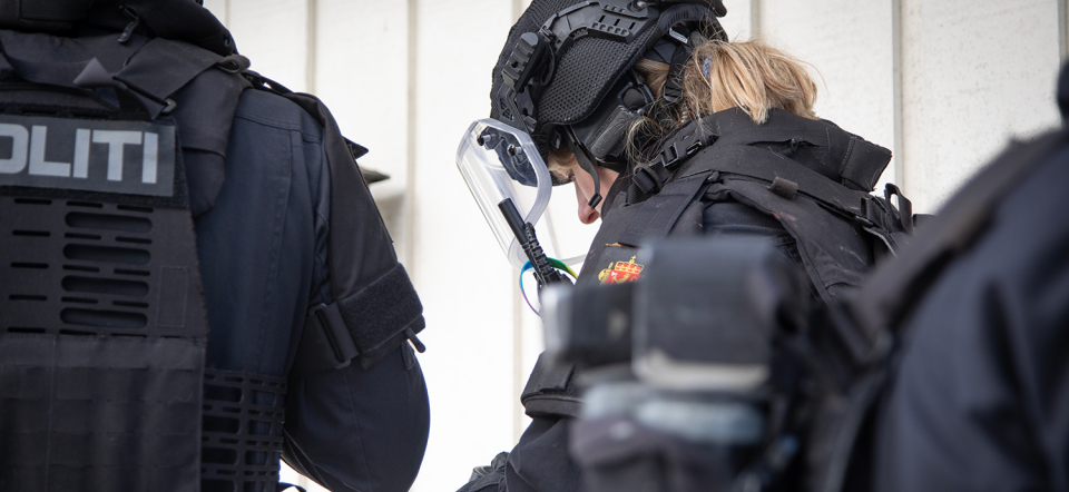 En kvindelig betjent i fuld udrustning.