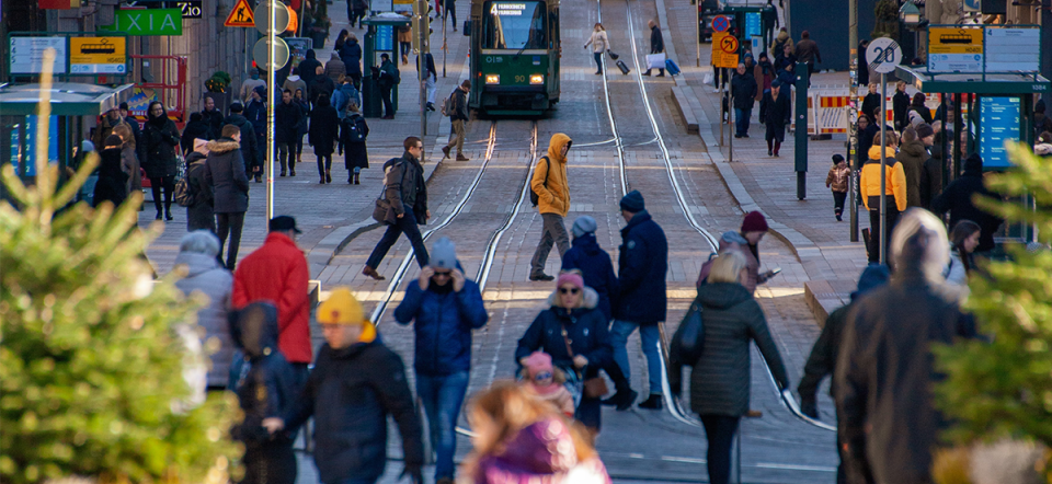 Folk på gaden i Helsinki