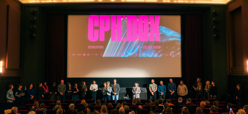 Biografsal med publikum og lærred.