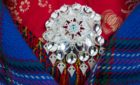 Silversmycke på kolt