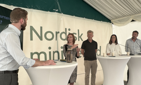 Fem personer på en scene