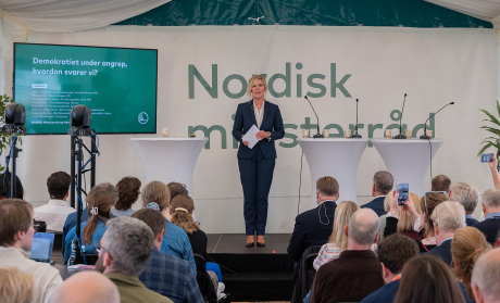 Person på scenen foran publikum.