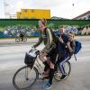 Tre teenagere på en cykel