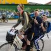 Tre drenge på en cykel