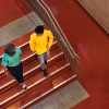 Unge studerende går ned ad en trappe