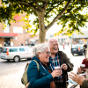 Photo: iStock. Ældre mennesker taler sammen på en gade.