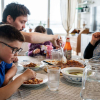 Børnefamilie spiser middag i Grønland