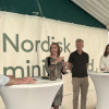 Fem personer på en scene