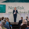 Person på scenen foran publikum.